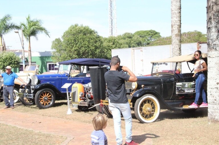 Encontro de Carros Antigos em Naviraí atraiu grande público na Praça