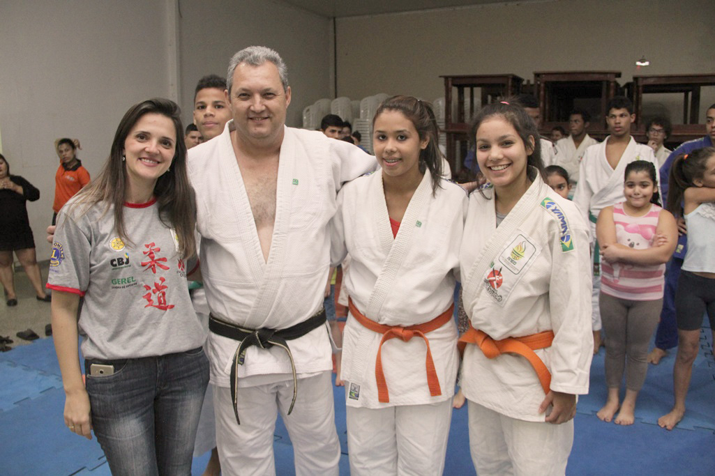 Escolinha de Judô recebe kimonos do Sicredi