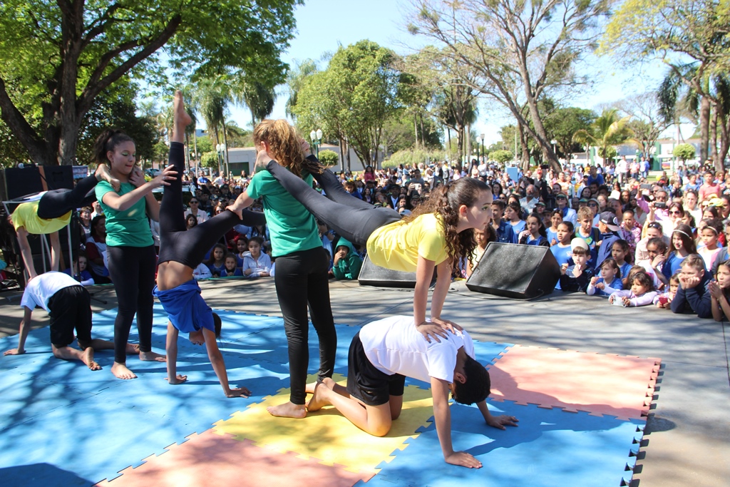 Parada Cívica em Naviraí reuniu grande público
