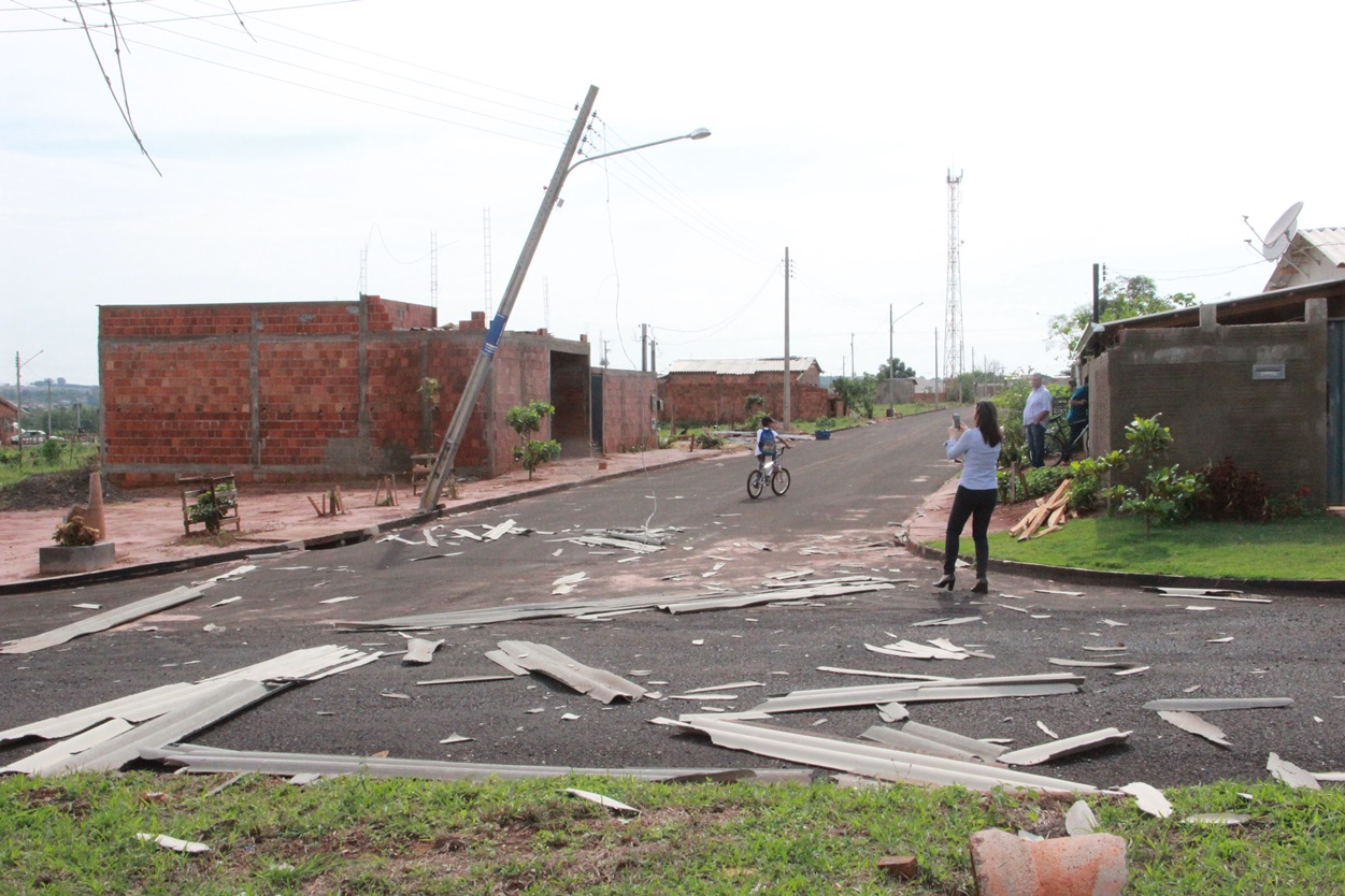 Rajadas de ventos destelham residências em Naviraí