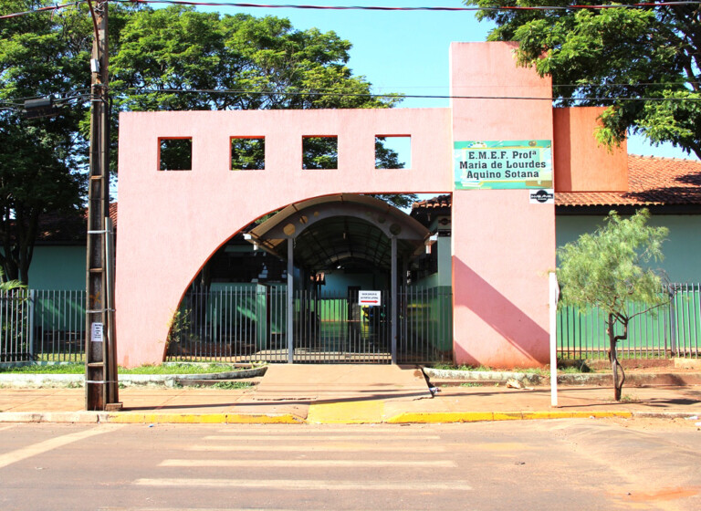 Professora da Escola Maria de Lourdes Aquino apresenta projeto com alunos sobre economia de água.