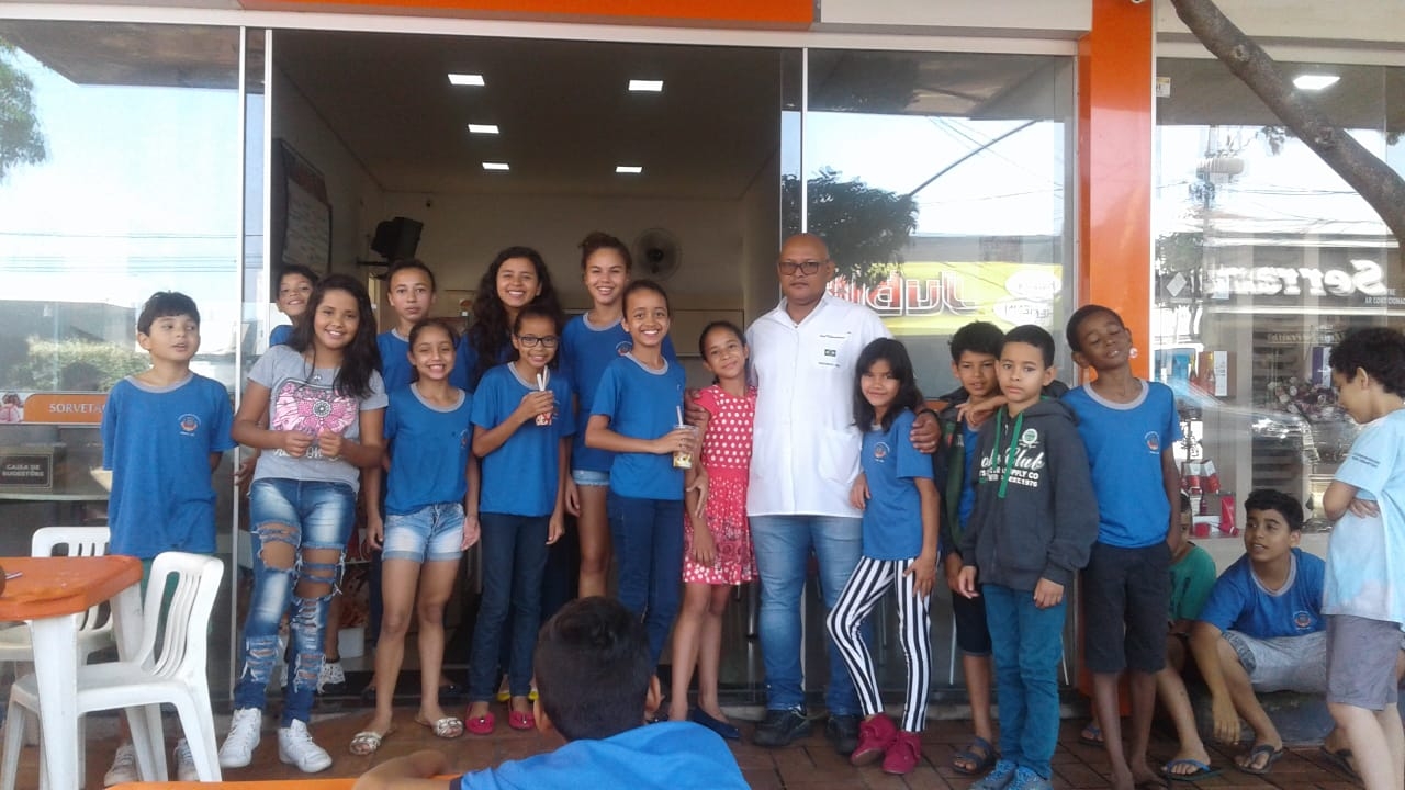 Aluno Cauã recebe Prêmio de Trabalho Escolar e compartilha com amigos de classe