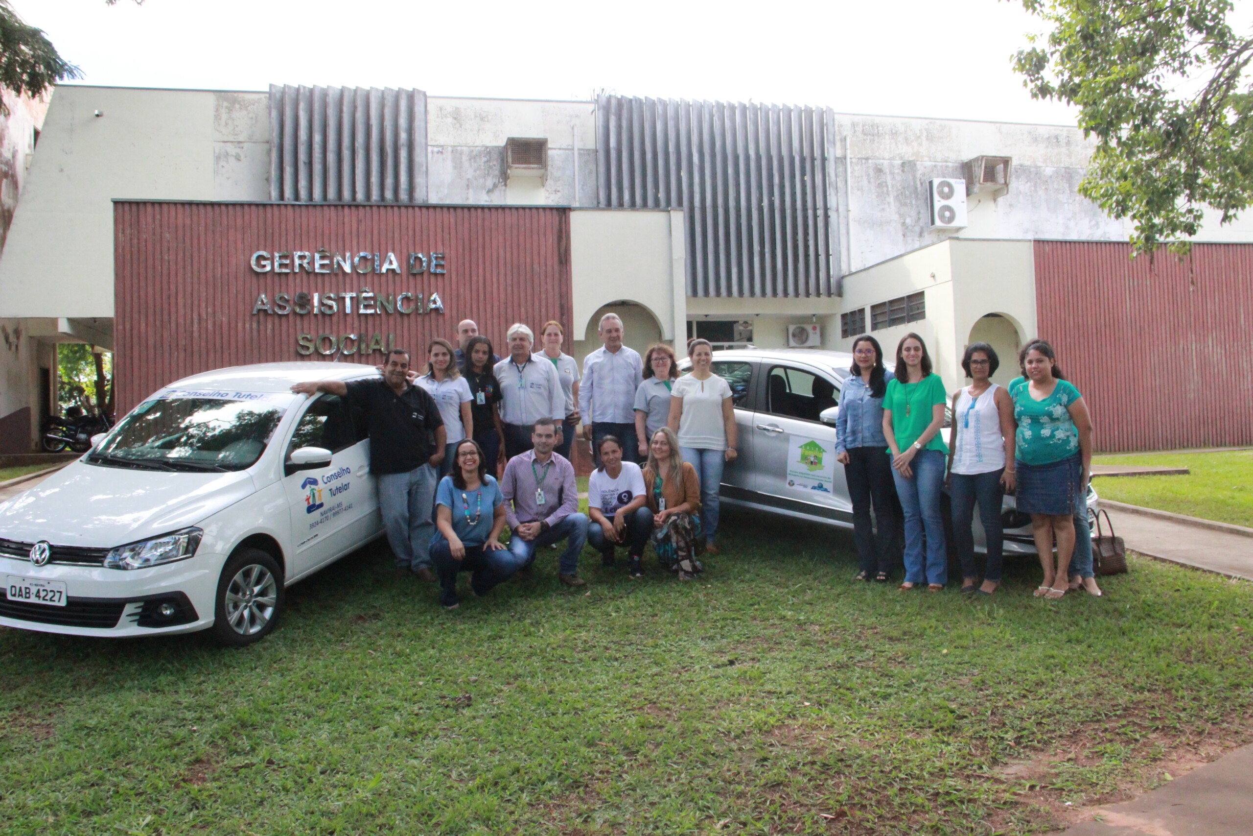 Prefeito entrega veículos que serão utilizados no serviço social