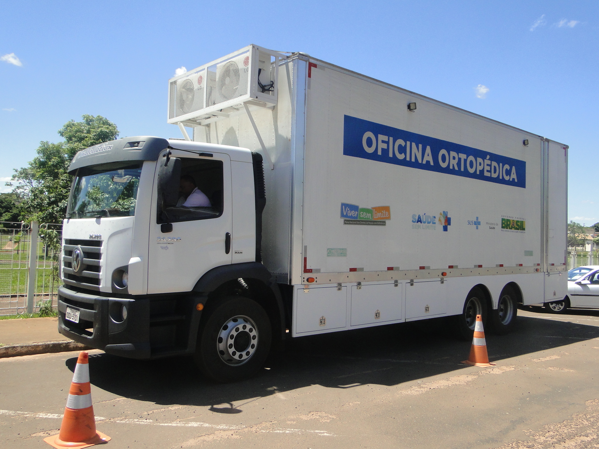 Cadeiras de rodas e próteses são distribuídas para 74 pacientes