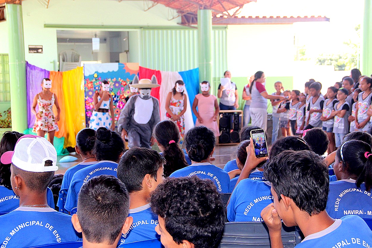 Teatro e capoeira ajudam alunos a aprender mais