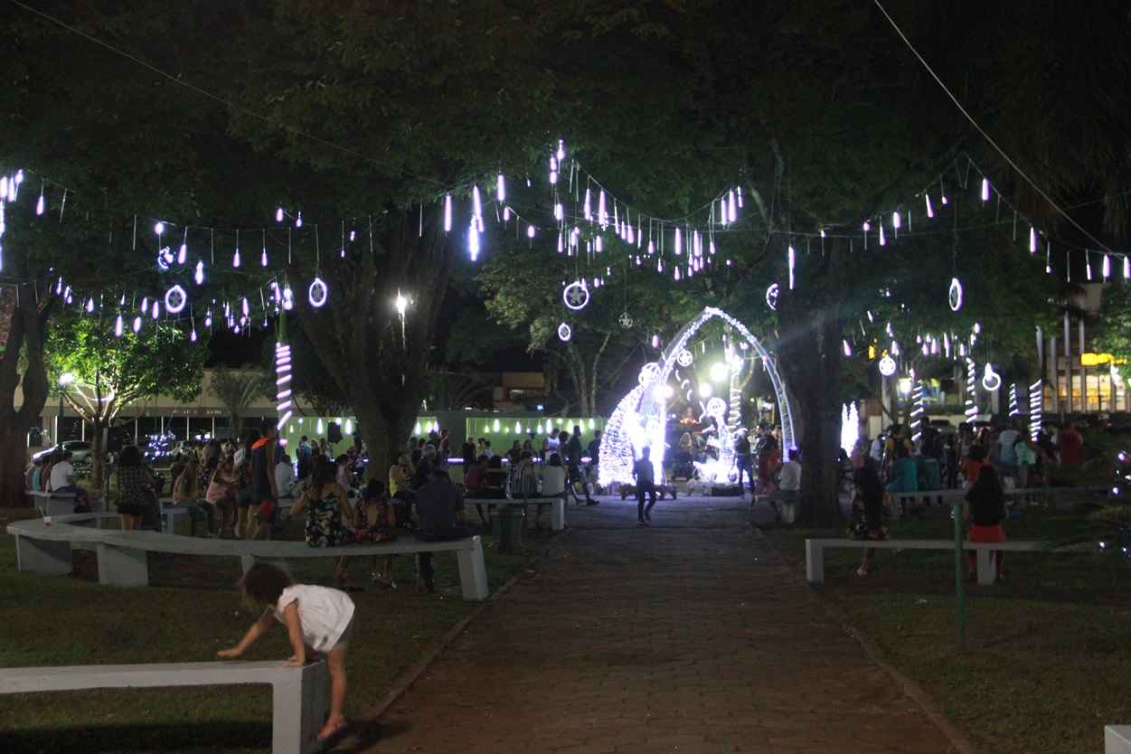 Populares conferem o brilho das luzes do Natal Encantado