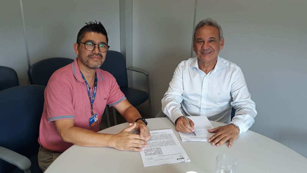 Prefeito assina contratos na CEF para aquisição de maquinários