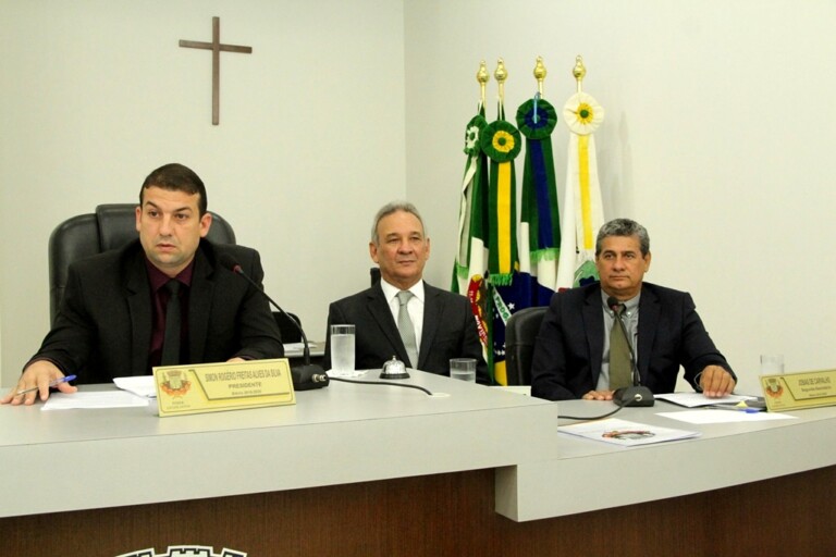 Prefeito Izauri participa da primeira sessão ordinária da Câmara Municipal