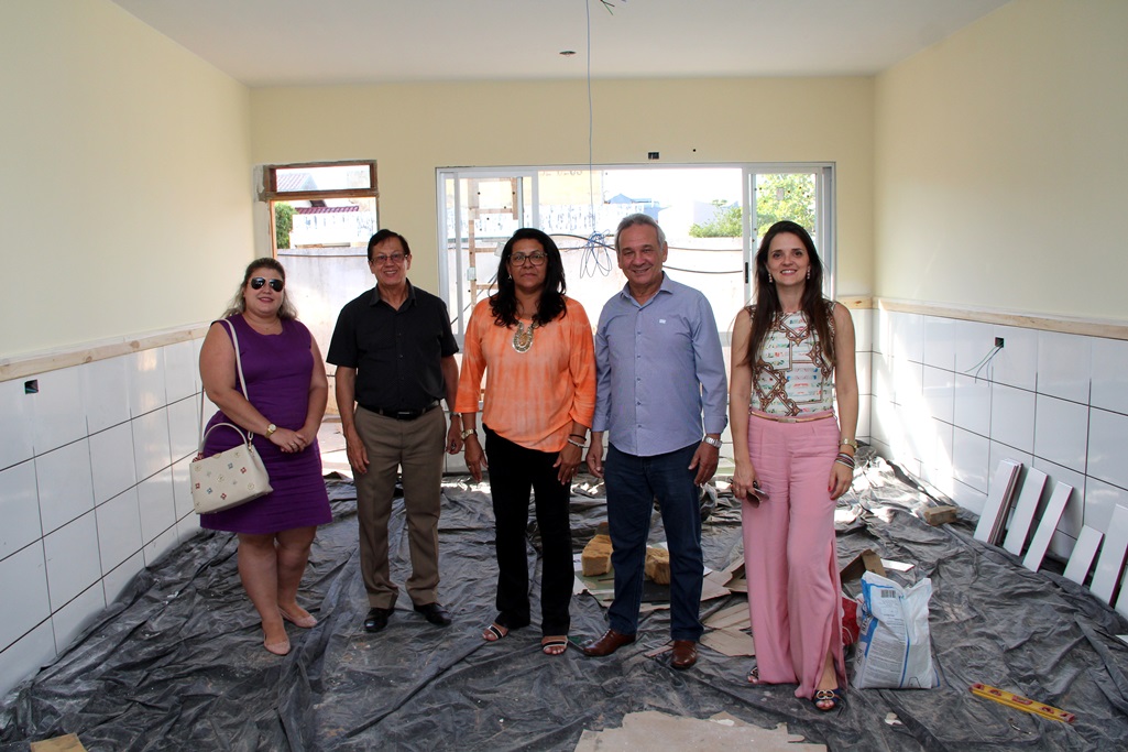Prefeito Dr. Izauri visita Creche Zenaide dos Santos