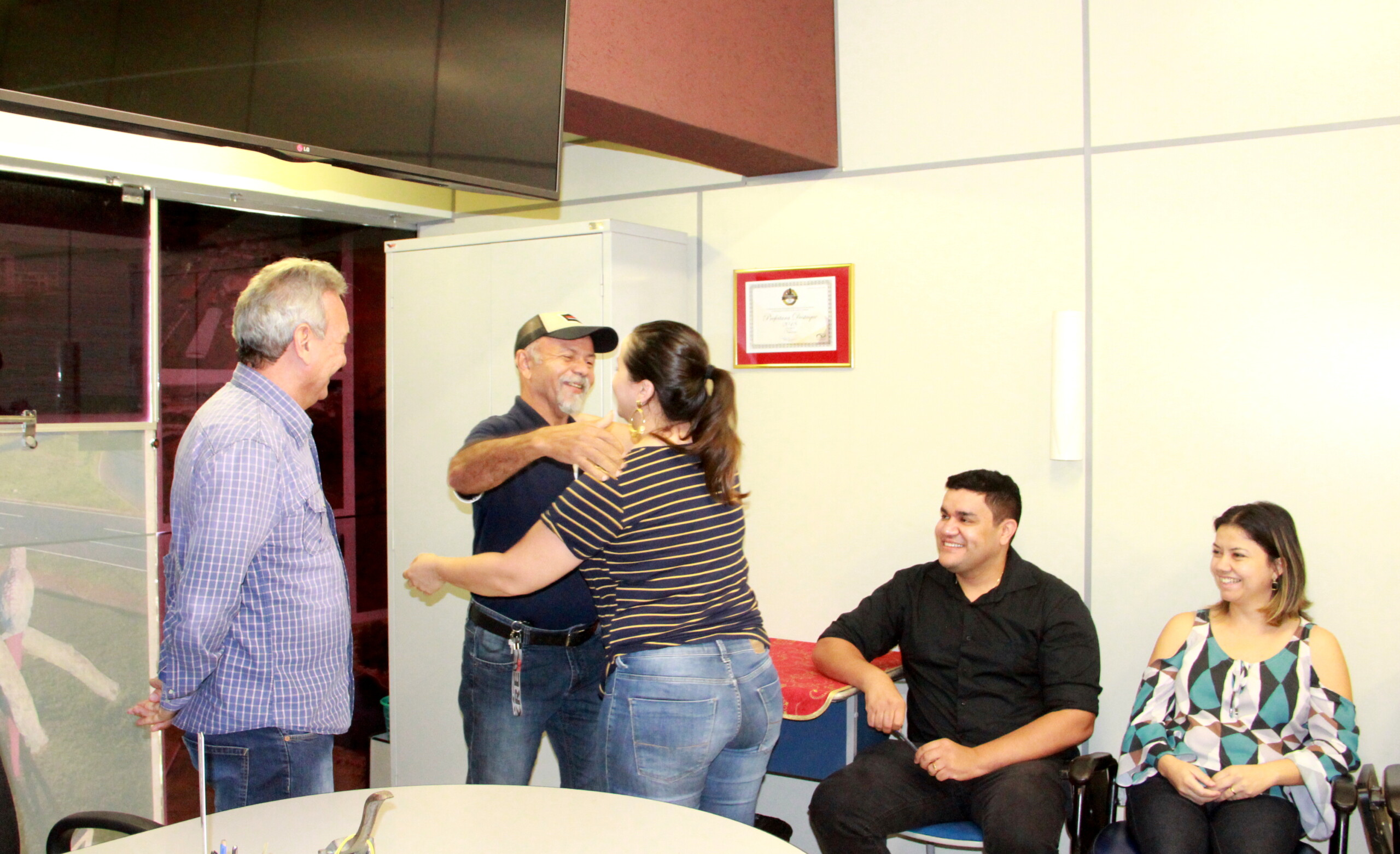 Zé Carlos recebe homenagem de prefeito e funcionários no dia de sua aposentadoria