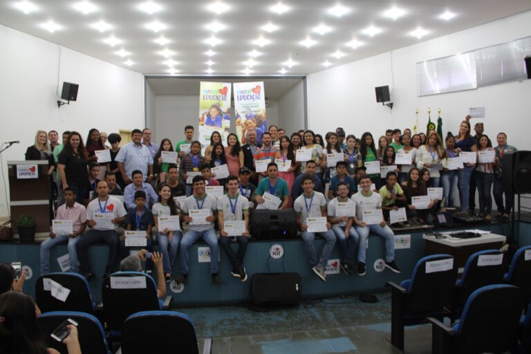 Naviraí realizou e premiou os melhores alunos participantes da 1ª Olimpíada de Matemática