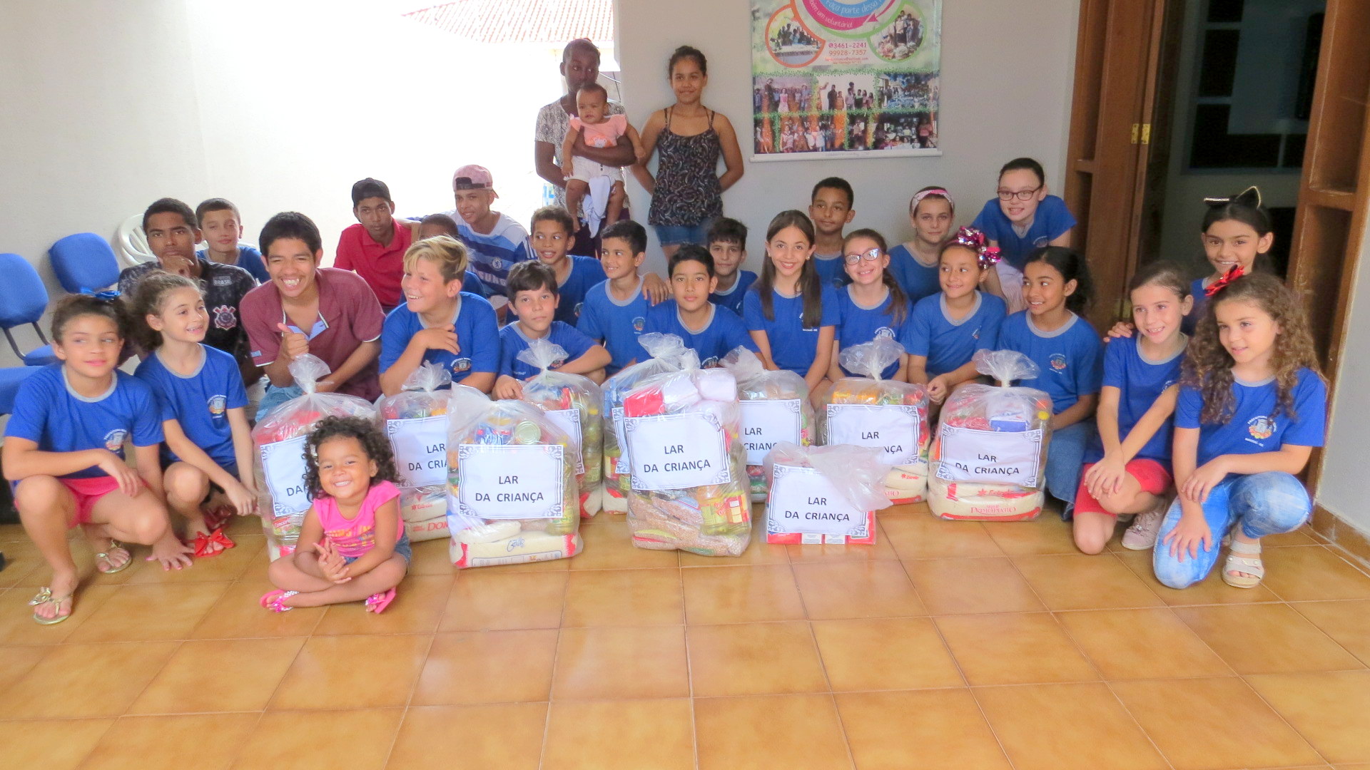 Escola José Martins Flores distribuiu alimentos, roupas e calçados para instituições sociais no município.