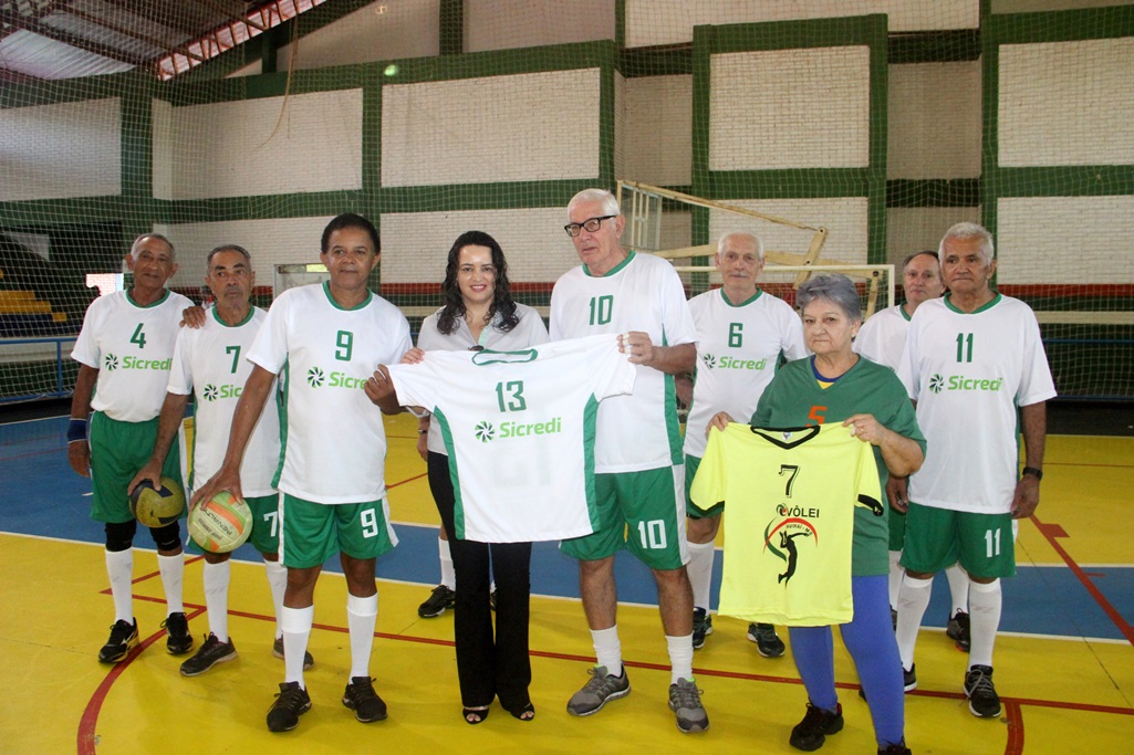 Equipe de Vôlei da Terceira Idade ganha uniforme do Banco Sicredi
