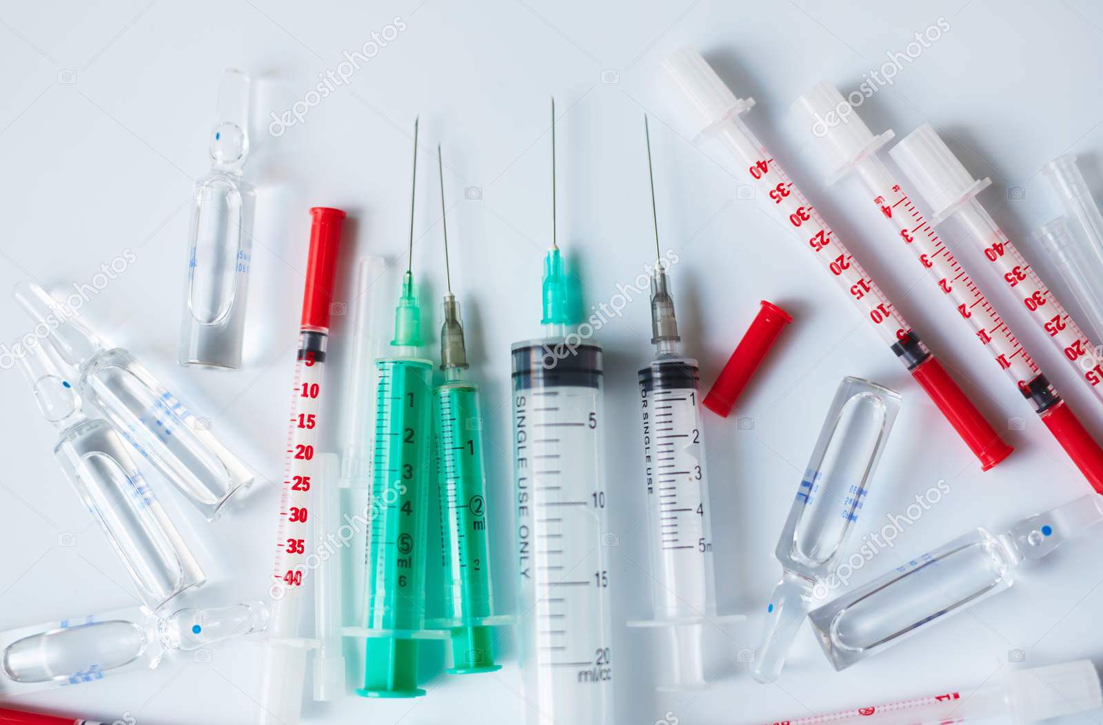 Material perfurocortante descartado de maneira incorreta traz danos a saúde e ao meio ambiente Material perfurocortante descartado de maneira incorreta traz danos a saúde e ao meio ambiente