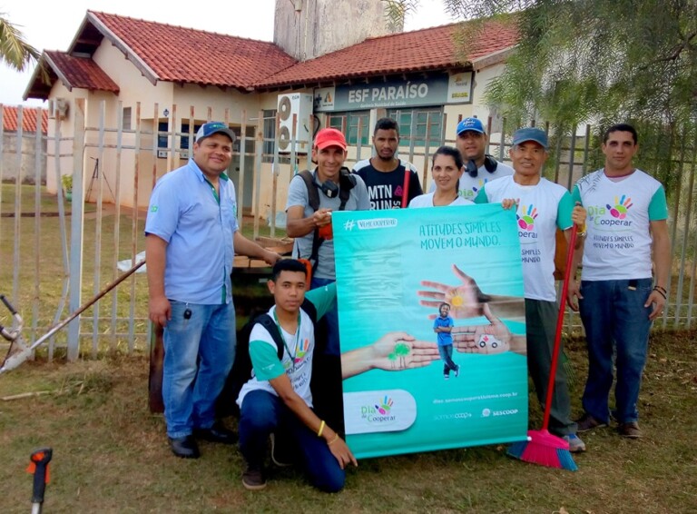 Colaboradores voluntários da Copasul realizam ações em locais públicos do município