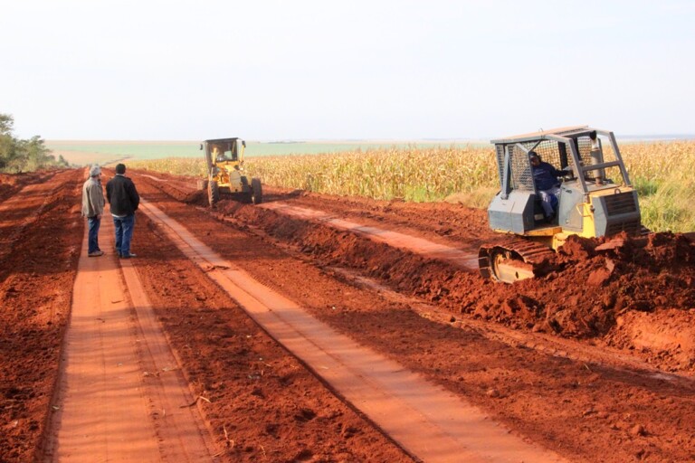 Prefeito Dr. Izauri visita obras de recuperação de Estrada ligando a Fazenda Pindó a MS 141