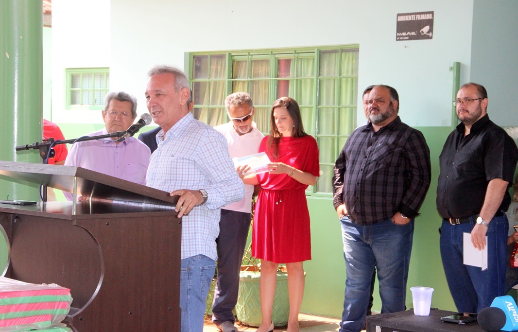 Prefeito Dr. Izauri Macedo participa da entrega de materiais esportivos para Judô na escola José Carlos da Silva