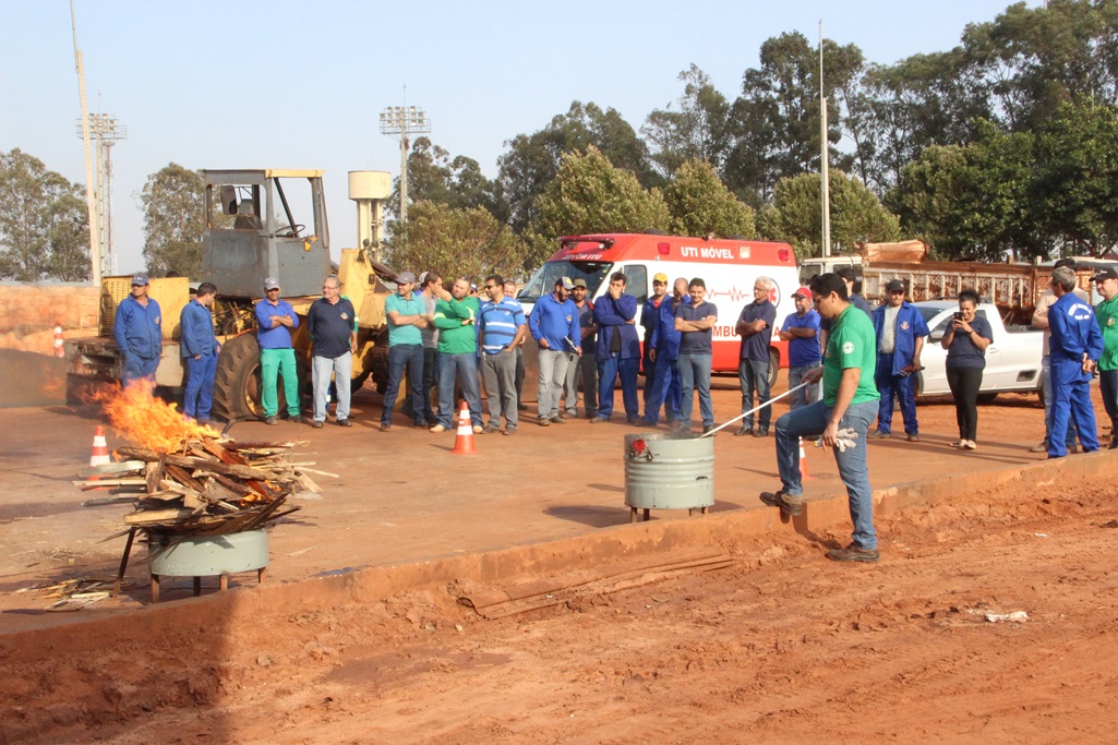 Setor de Segurança realiza capacitação para prevenção de incêndio com servidores da garagem da Prefeitura