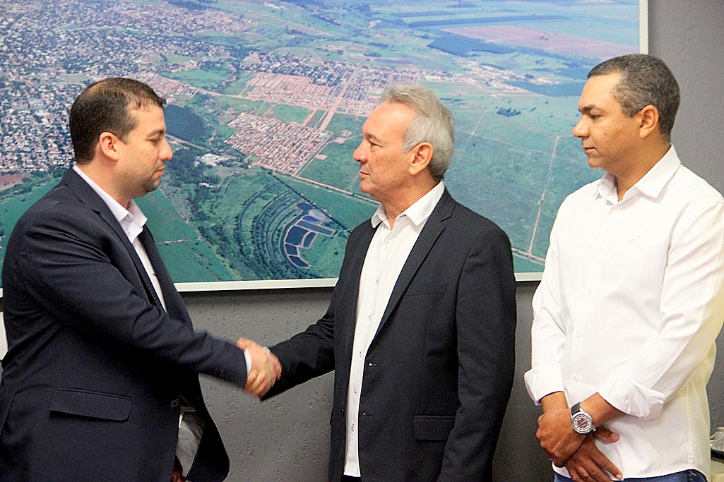 Dr. Izauri convida Presidente da Câmara de Naviraí para assumir o cargo de Prefeito por 5 dias