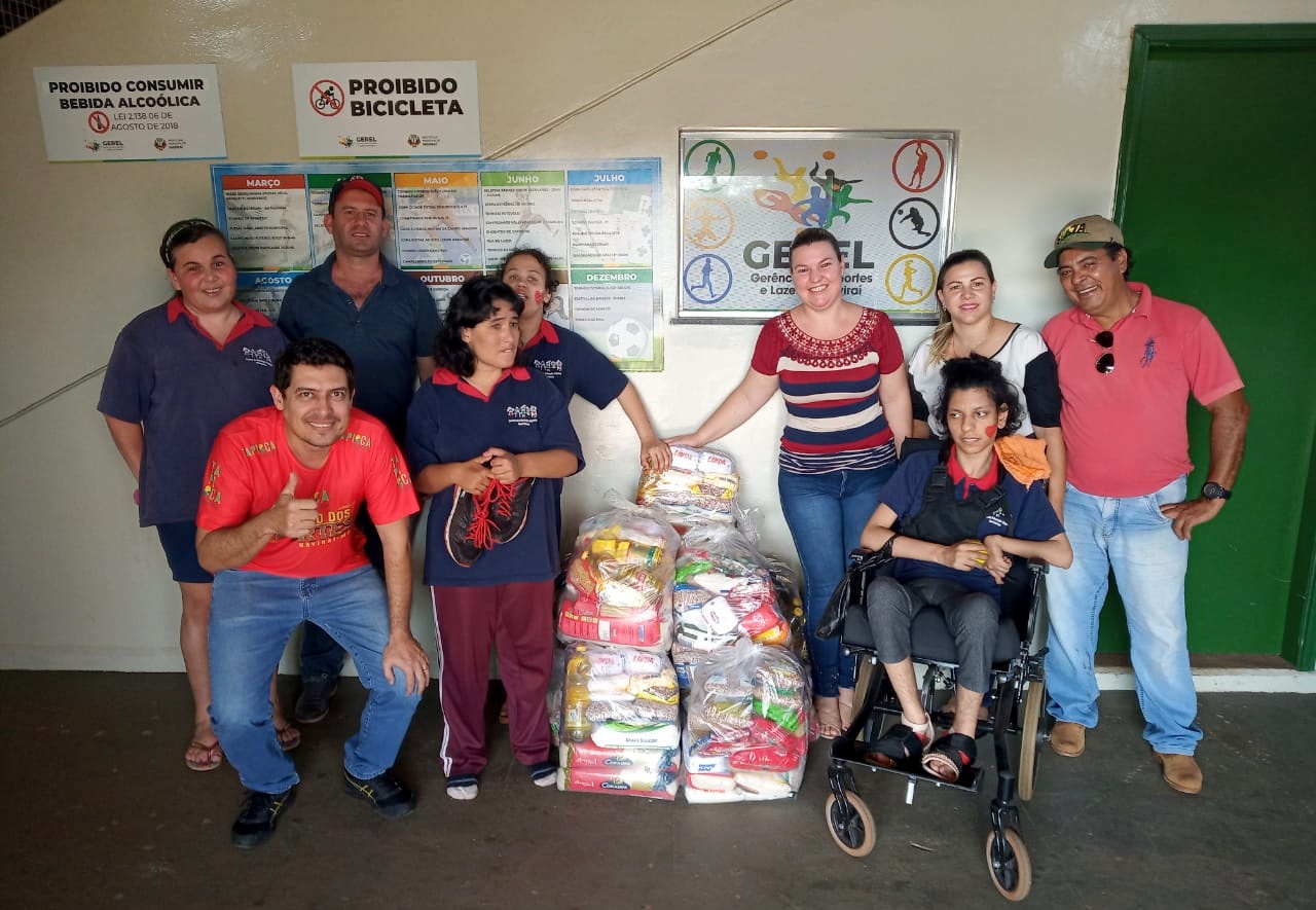 Alunos da APAE de Naviraí tem um dia de recreação no Poliesportivo