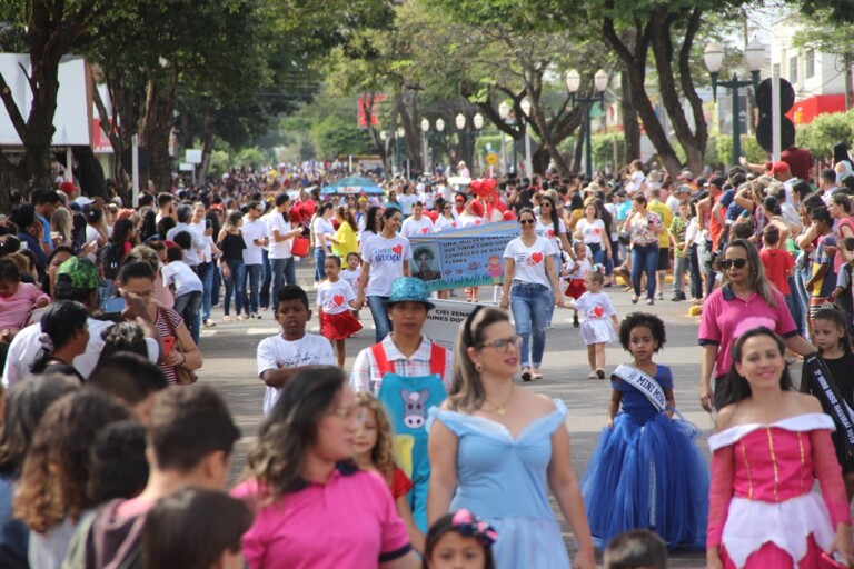 Prefeitura de Naviraí realiza desfile cívico de sete de setembro após 5 anos