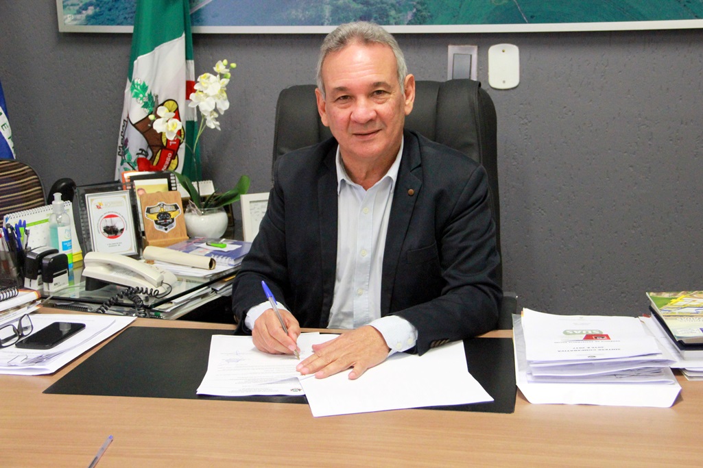 Prefeito Izauri envia projetos para aprovação dos vereadores, inclusive o de reajuste salarial