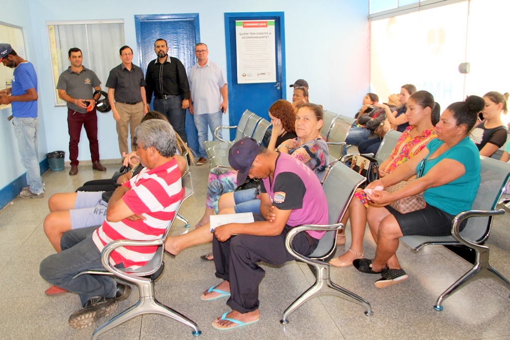Pintura e cadeiras longarinas oferecem melhor comodidade no Hospital Municipal