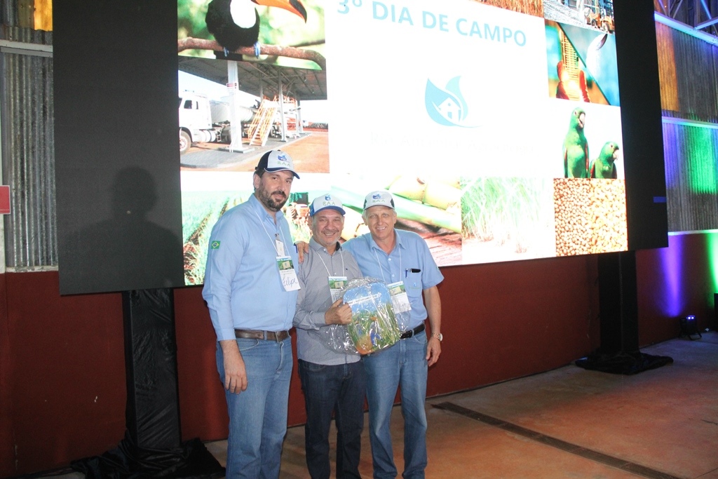 Prefeito Izauri participou ativamente do 3° Dia de Campo da RAA