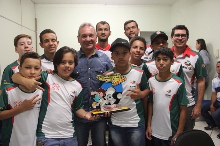 Prefeito Dr. Izauri recebe delegação invicta sub 13 Campeã do infantil regional de Futsal 2019