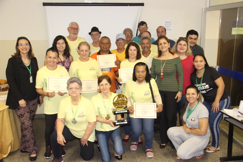 Atletas da melhor idade de Naviraí participam de confraternização pela participação dos jogos em Nova Andradina