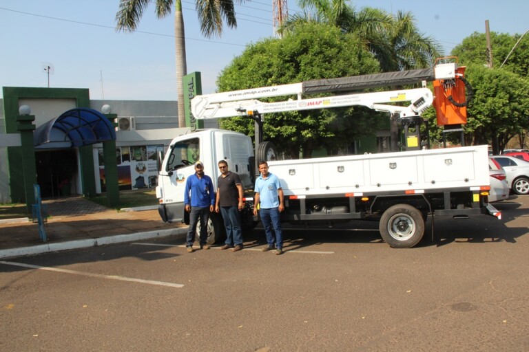 Prefeitura adquiriu caminhão equipado para melhorar a manutenção na iluminação