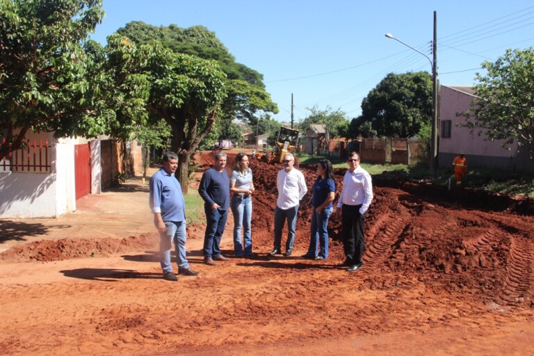 Prefeito Izauri anuncia o início do asfalto das ruas que ligam as avenidas Tarumã e Gloria de Dourados