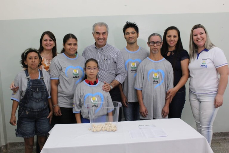 Governador Reinaldo Azambuja faz doação a APAE de Naviraí