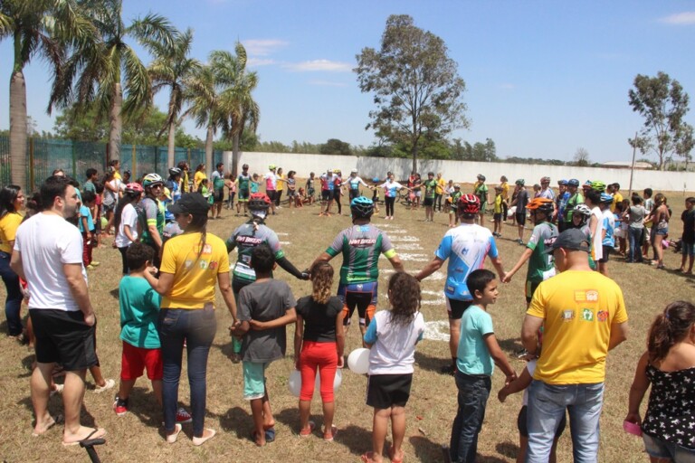 Crianças do Projeto Aquarela recebem comemoração no dia da Criança realizada por ciclistas