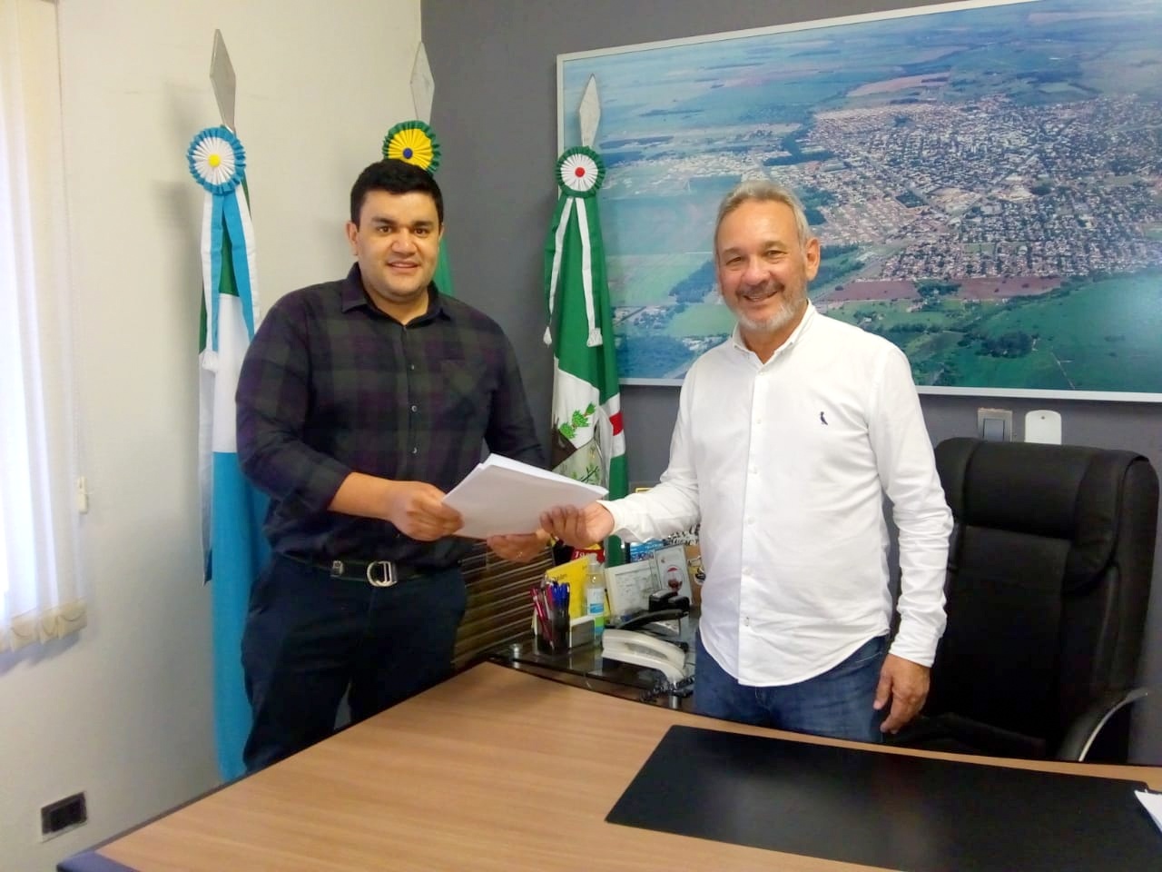 Prefeito Izauri antecipa pagamento da primeira parcela do 13º salário em comemoração ao Dia do Servidor Público de Navirai