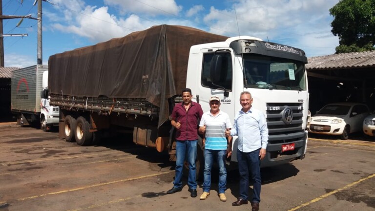 Prefeito Izauri recebe caminhões doados pela Receita Federal em Campo Grande