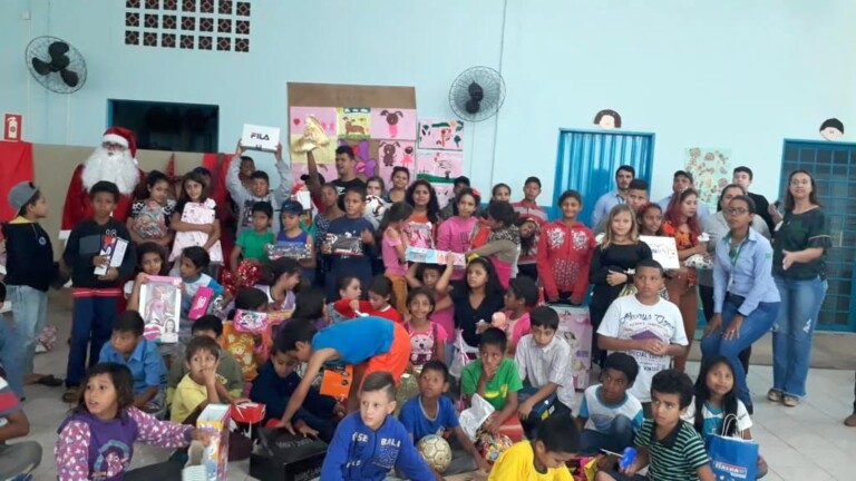 Crianças do Projeto Aquarela foram presenteadas por funcionários da COPASUL