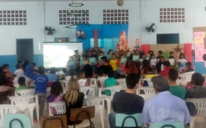 Foto: Crianças do Projeto Aquarela foram presenteadas por funcionários da COPASUL, 2019 - André Almeida/Assessoria de Imprensa