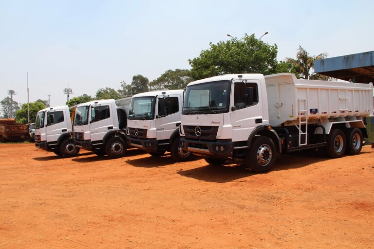 Prefeitura de Naviraí adquire 05 caminhões com emenda do senador Moka