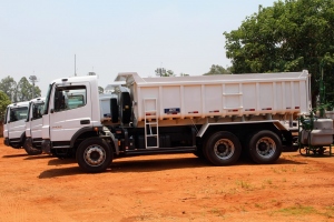 Foto: Prefeitura de Naviraí adquire 05 caminhões com emenda do senador Moka, 2019 - André Almeida/Assessoria de Imprensa