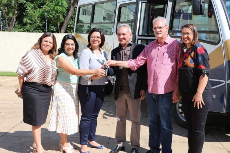 Prefeito Izauri recebe Geraldo Resende para entrega de Micro Ônibus