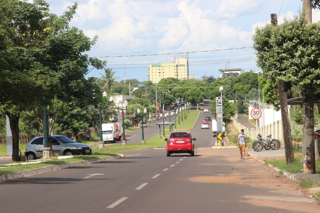 Serviços Urbanos intensifica corte de grama em canteiros centrais e poda de árvores