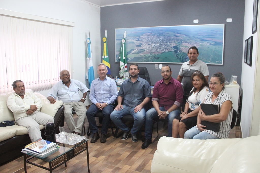 Vereadores Junior do PT e Simon pedem apoio aos acampados