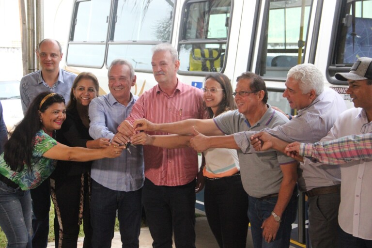 Geraldo Resende veio entregar oficialmente micro ônibus e garantiu a Hemodiálise