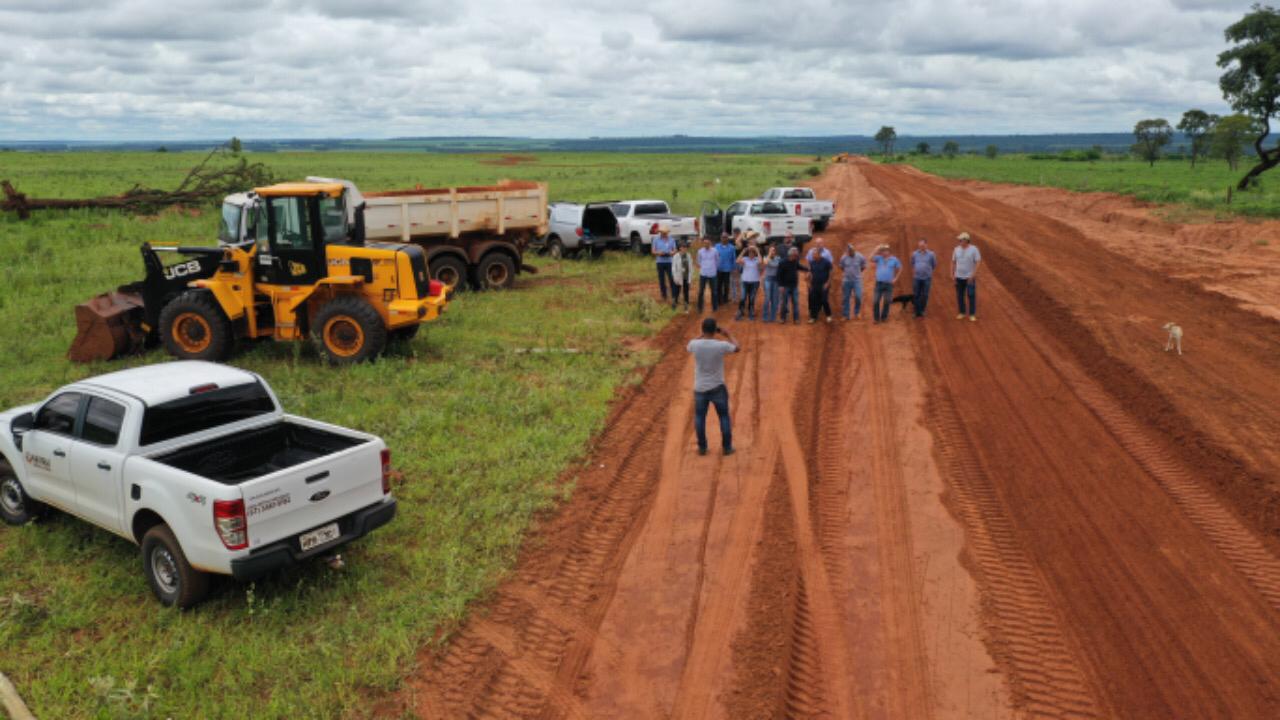 Prefeito Izauri, técnicos da Itaipu e dirigentes do Consórcio Conisul visitam estradas rurais