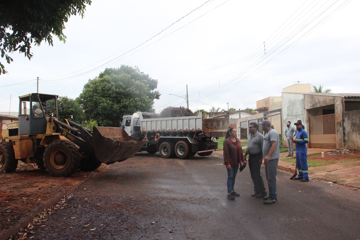Prefeitura de Naviraí realiza ações de limpeza no Sol Nascente