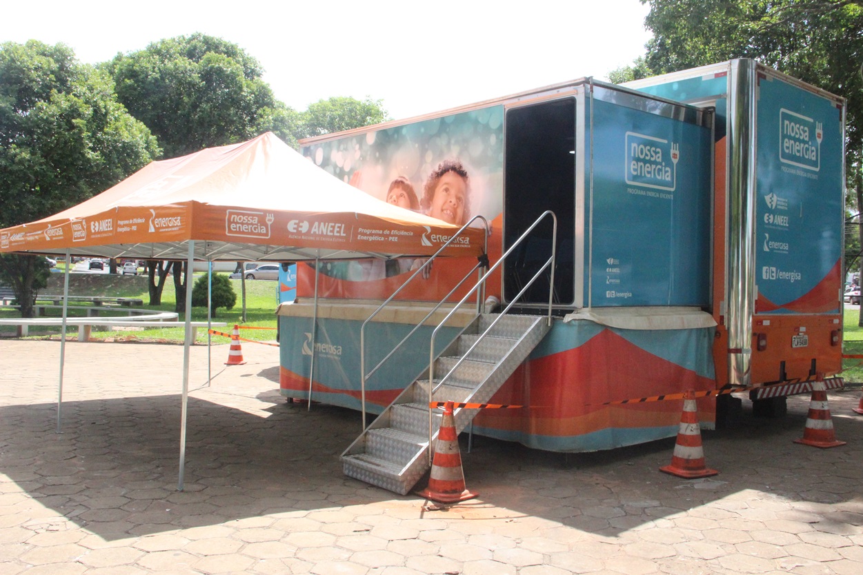 Energisa atende em caminhão na praça central consumidores de Naviraí