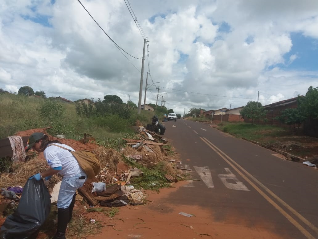Equipe de saúde trabalha no combate do mosquito transmissor da dengue em Naviraí