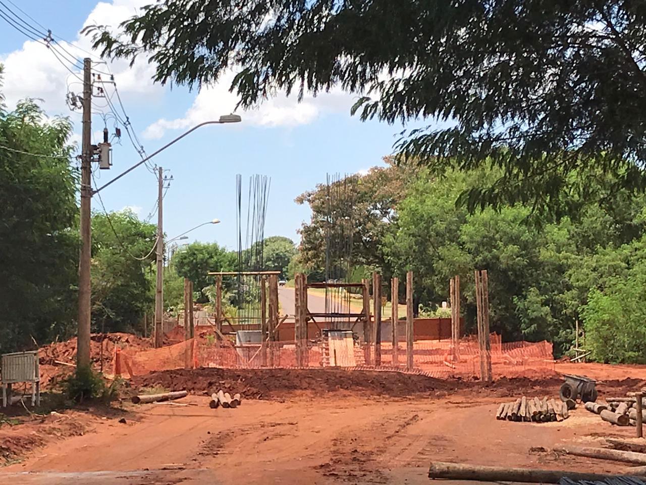 A empresa contratada já iniciou a construção da ponte de concreto armado que será erguida na passagem do Córrego Cumandaí