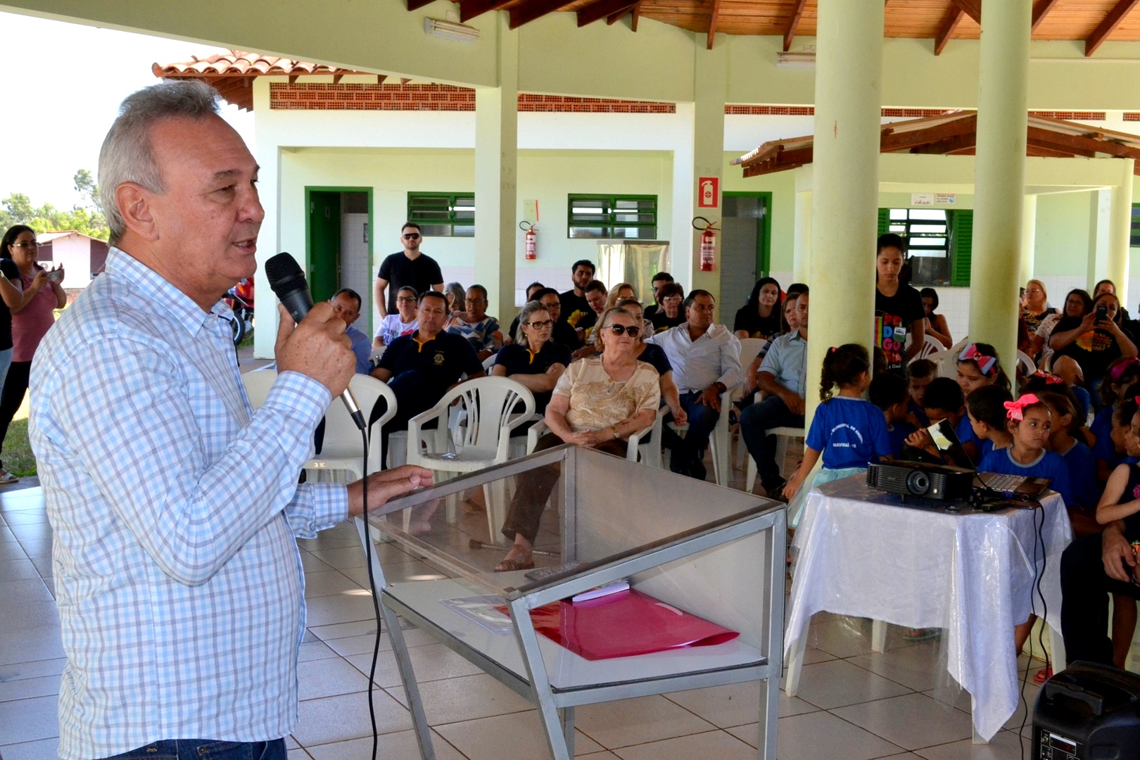 Dr Izauri lança a primeira escola de tempo integral de Naviraí e recebe de Chagas promessa de emenda para quadra coberta
